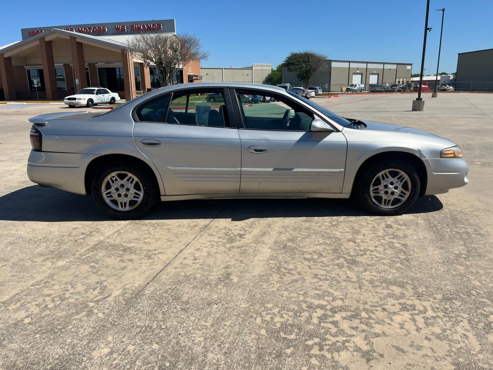 2005 SILVER /gray Pontiac Bonneville SE (1G2HX52K45U) with an 3.8L V6 OHV 12V engine, 4-Speed Automatic Overdrive transmission, located at 14700 Tomball Parkway 249, Houston, TX, 77086, (281) 444-2200, 29.928619, -95.504074 - Photo #7